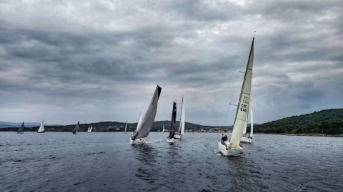 Jachty na trati závodu Round Long Island Race pod zataženou oblohou